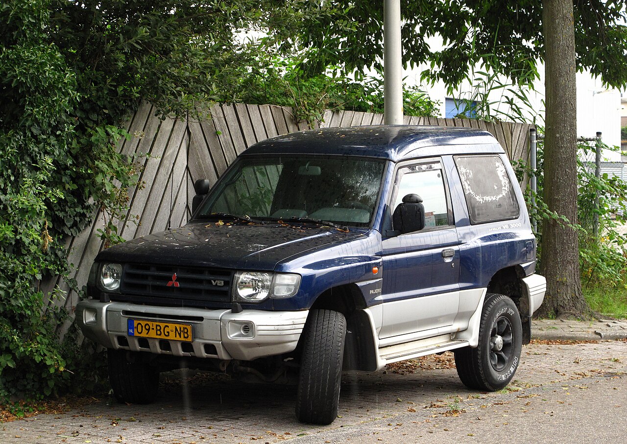 Mitsubishi Montero V20